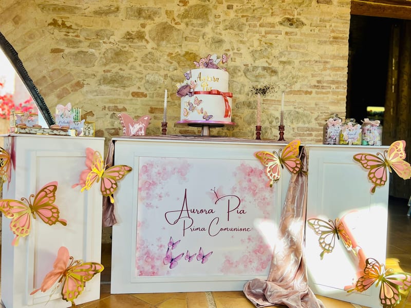 Tavolo confettata per prima comunione a tema farfalle con torta decorata
