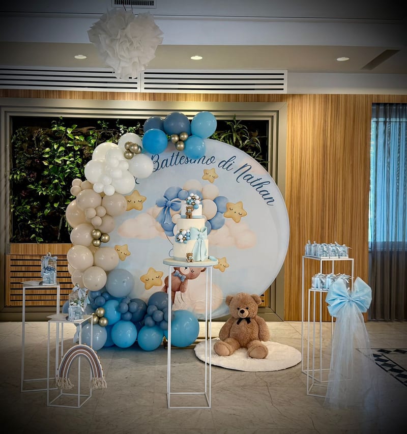 Allestimento battesimo a tema orsetto con arco circolare di palloncini bianchi e azzurri