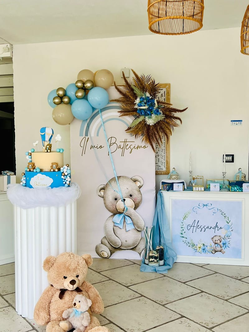 Allestimento battesimo a tema orsetto aviatore con palloncini oro e azzurri
