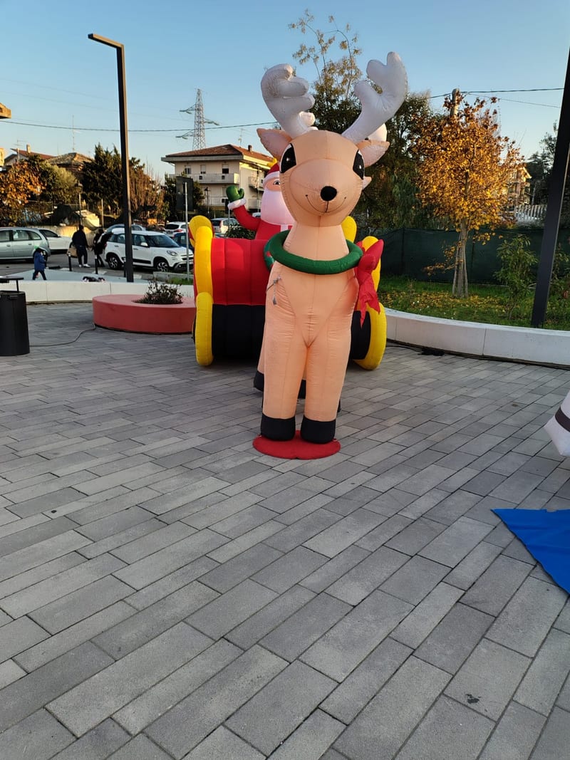 Renna gonfiabile gigante installata in piazza durante il mercatino di Natale