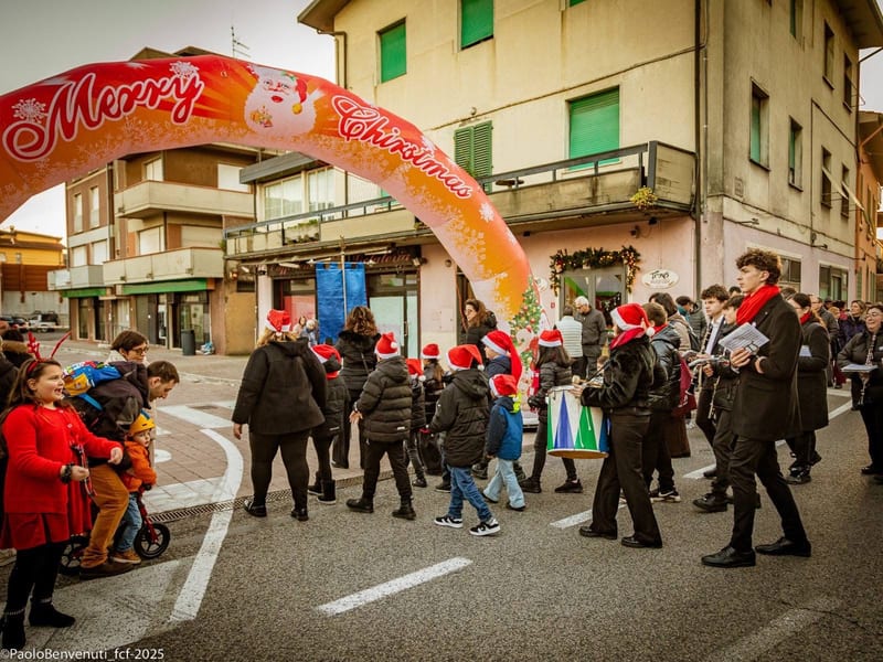Arco gonfiabile di ingresso al villaggio di Natale con famiglie e bambini con il cappello di Babbo Natale