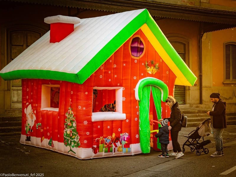 Casa di Babbo Natale gonfiabile rossa e verde con decorazioni natalizie e regali