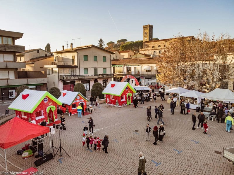 Veduta dall'alto del villaggio di Natale allestito nella piazza del paese