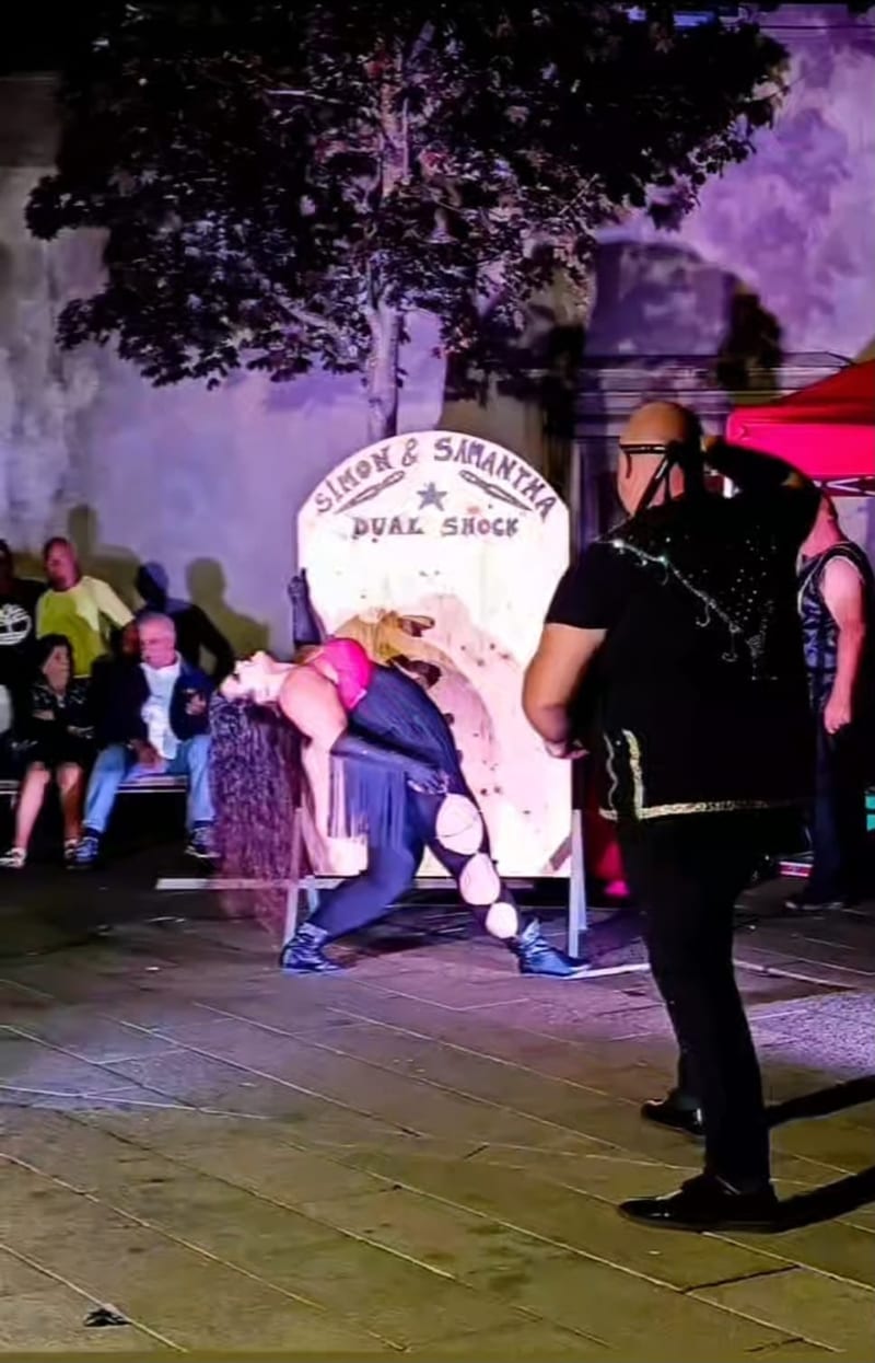 Spettacolo comico di coppia con il pubblico a bordo pista