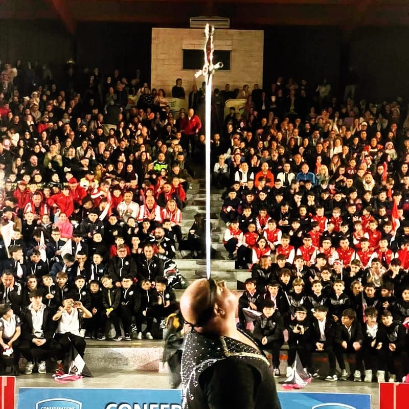 Numero al palo cinese davanti a un grande pubblico di studenti