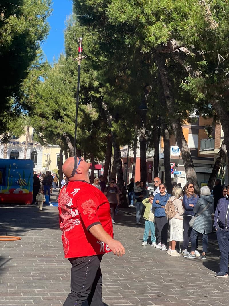 Animatore intrattiene il pubblico lungo il corso durante la manifestazione