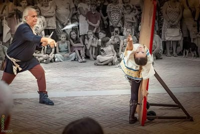 Numero di equilibrismo con i bambini del pubblico seduti in prima fila
