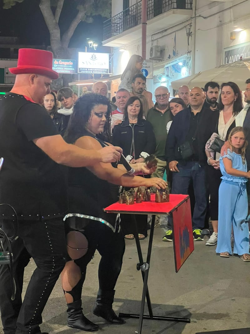 Numero di magia e illusionismo tra la gente durante la serata